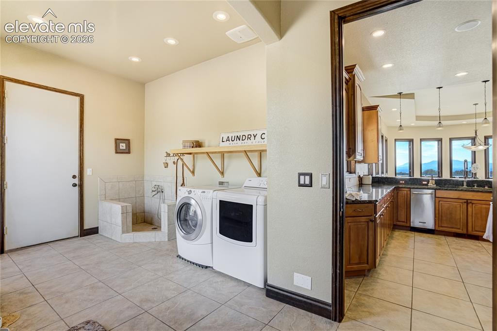 Image 22 of 50: Also has walk in pantry and dog washing station, right off garage