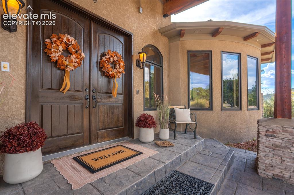 Image 6 of 50: Double-door entry 