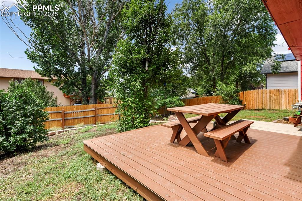 Image 11 of 50: Deck