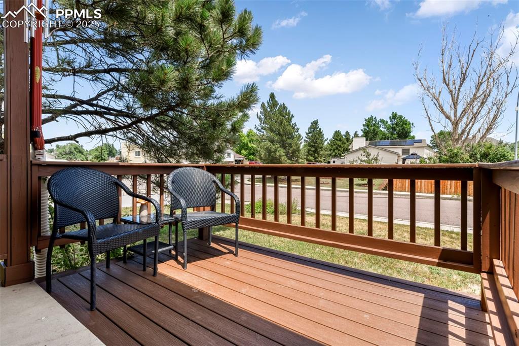 Image 15 of 50: Deck
