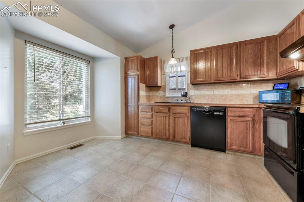 Image 19 of 50: Kitchen