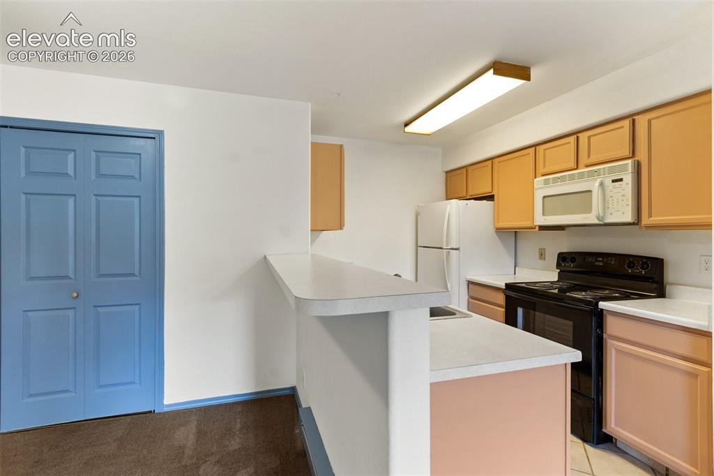 Image 6 of 19: Kitchen