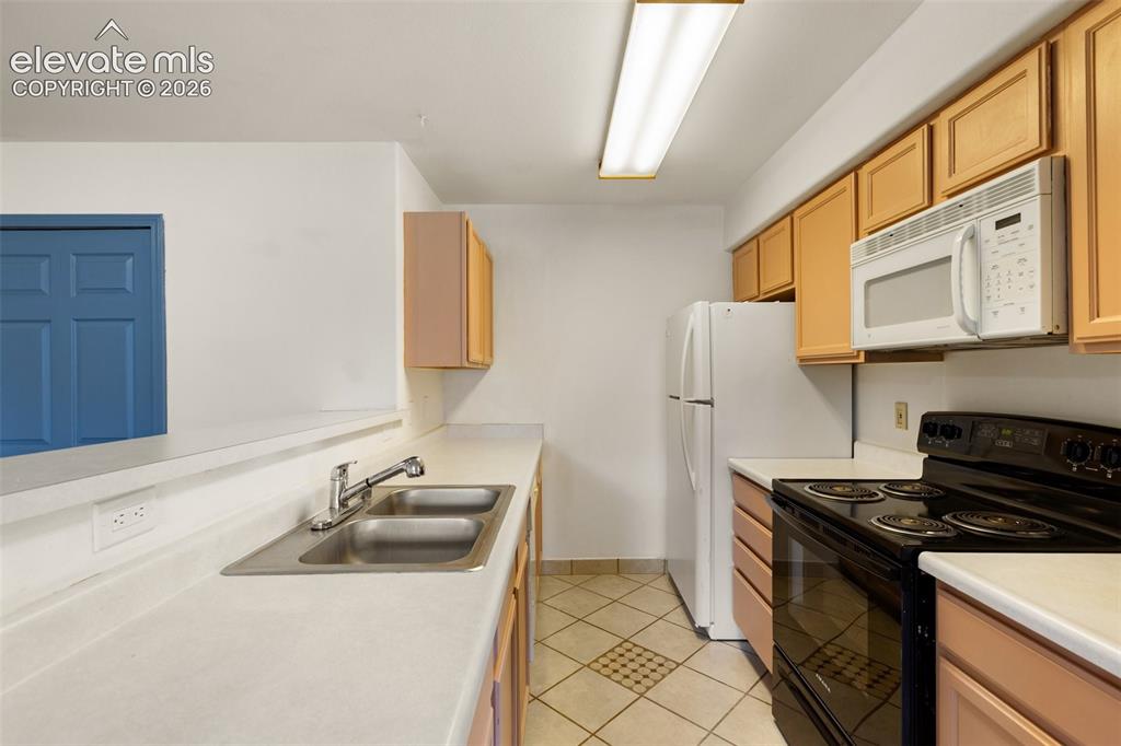 Image 7 of 19: Kitchen