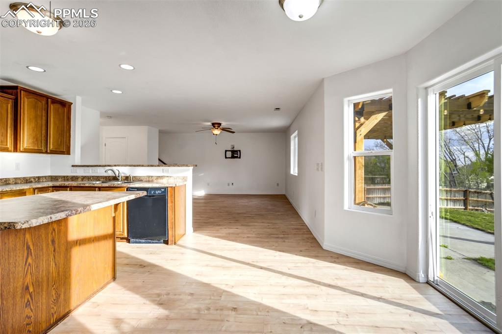 Image 10 of 50: Kitchen