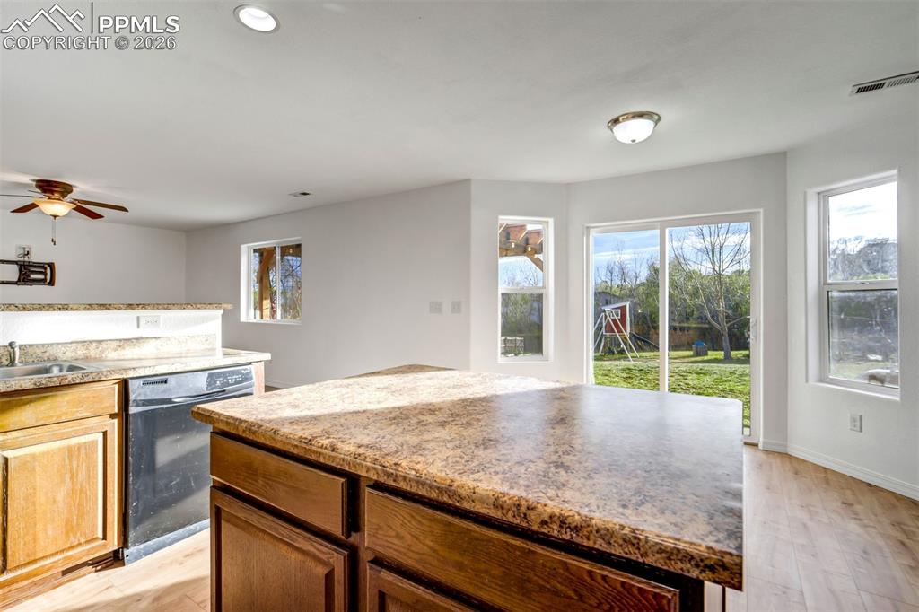 Image 11 of 50: Kitchen