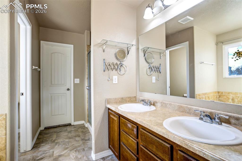 Image 17 of 50: Bathroom