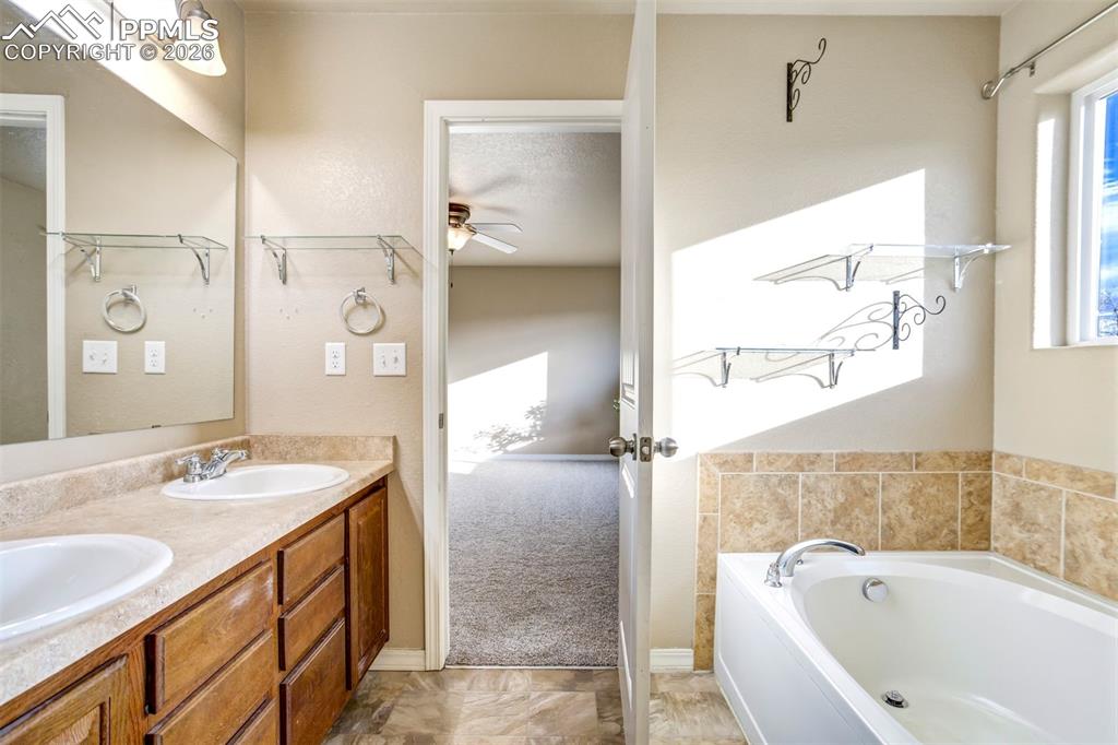 Image 18 of 50: Bathroom