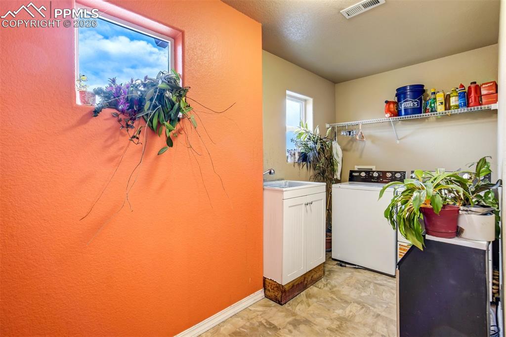 Image 28 of 50: Laundry