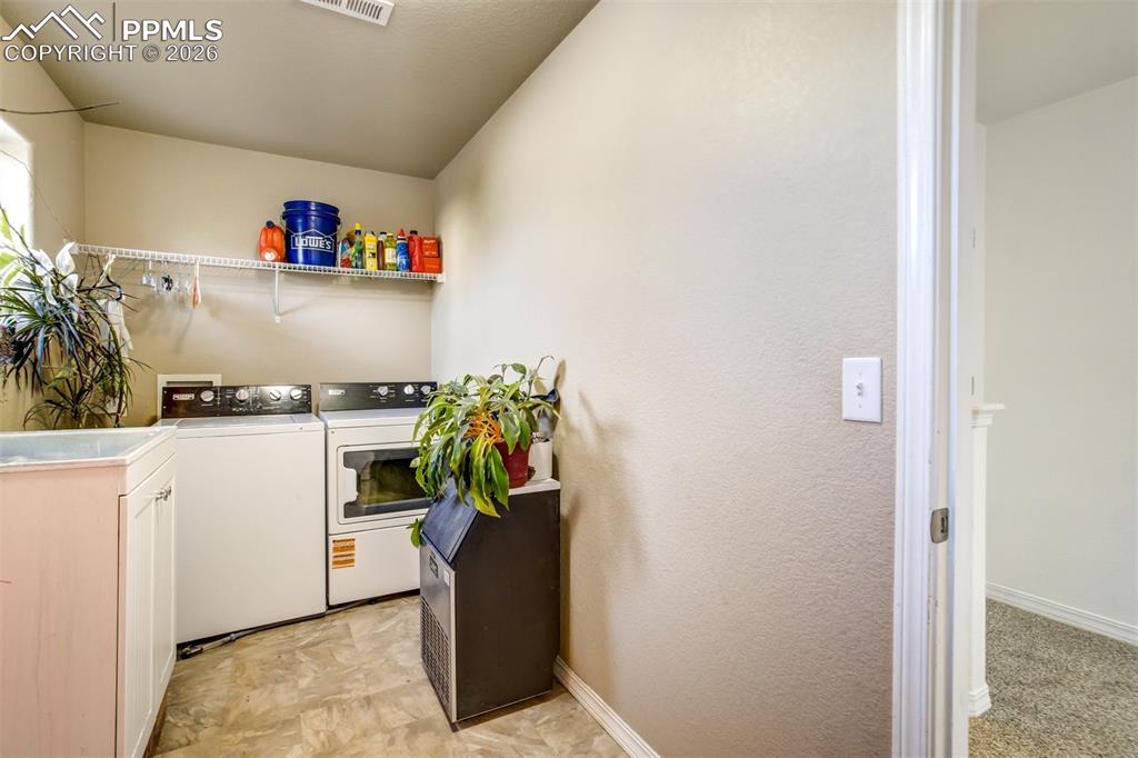 Image 29 of 50: Laundry