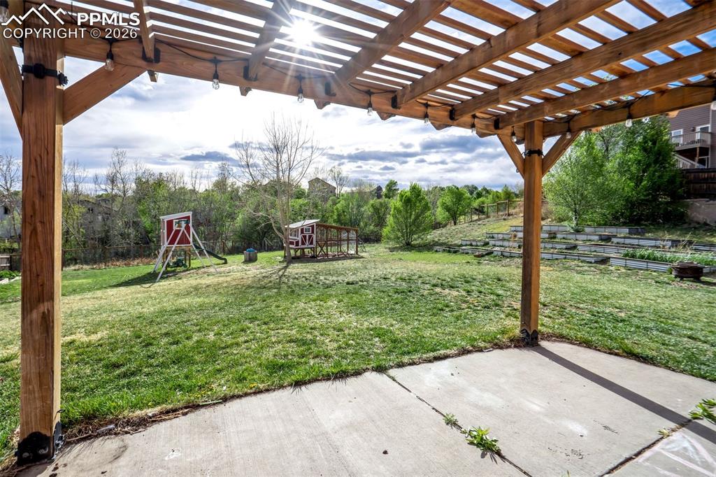 Image 32 of 50: Yard