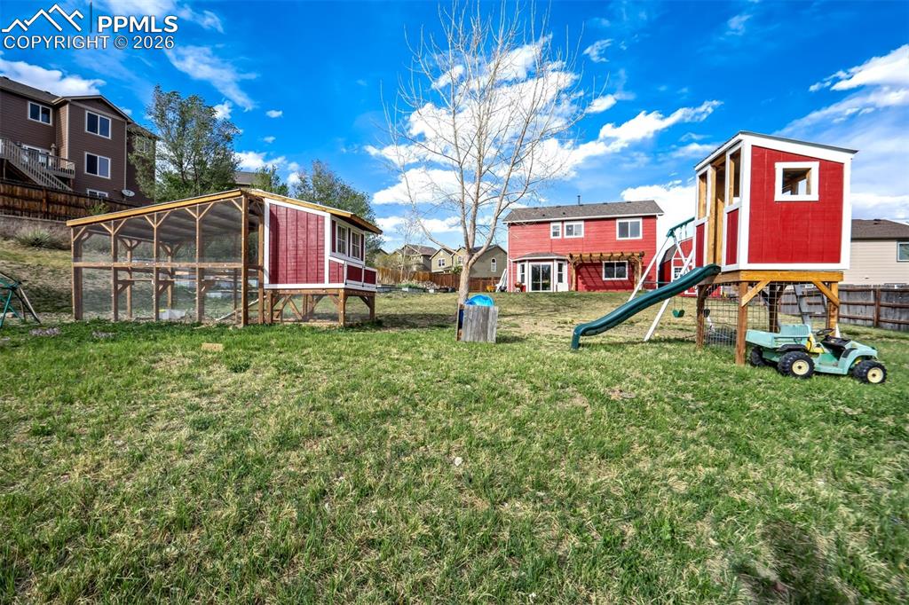 Image 39 of 50: Yard