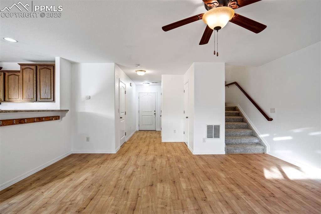 Image 5 of 50: Living Room