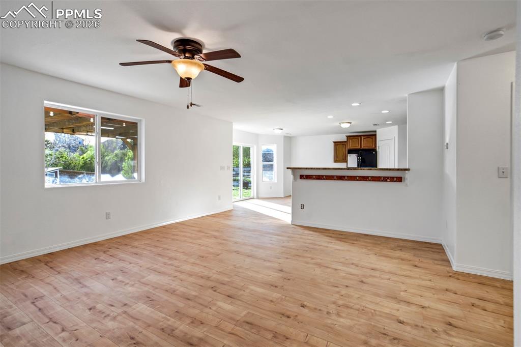 Image 6 of 50: Living Room