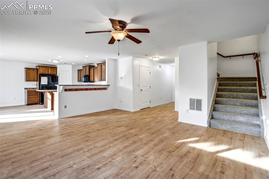 Image 7 of 50: Living Room