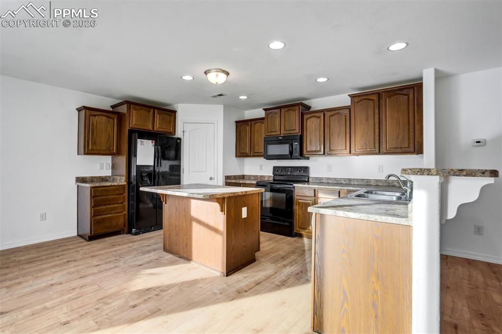 Image 8 of 50: Kitchen