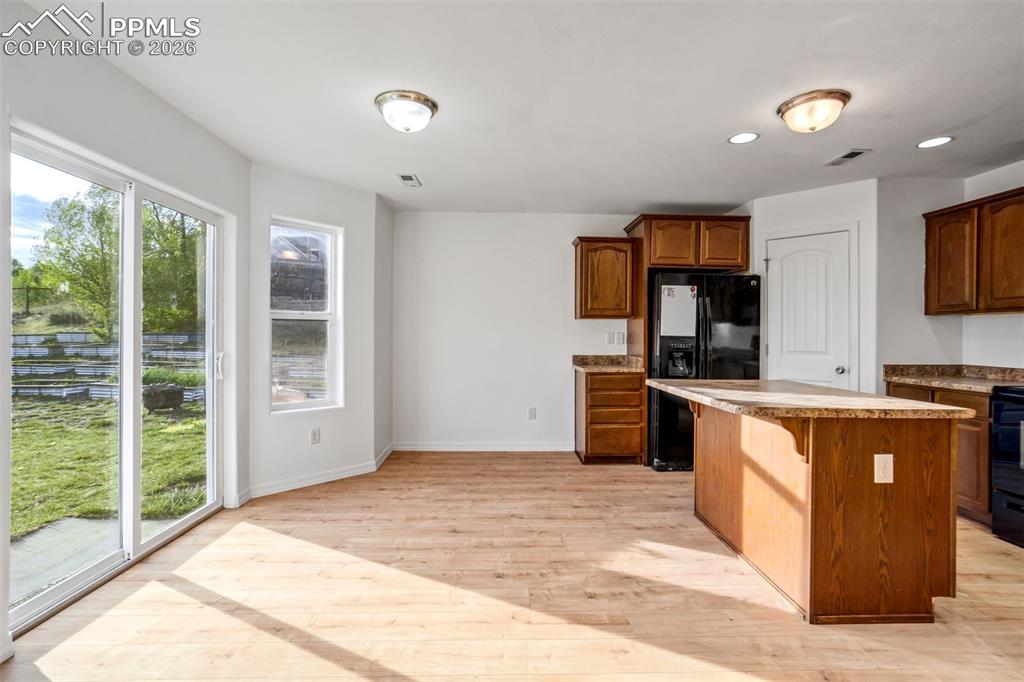 Image 9 of 50: Kitchen