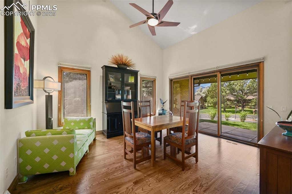 Image 14 of 50: Dining Area