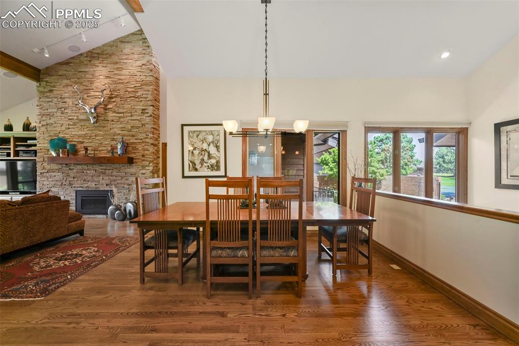 Image 6 of 50: Dining Area