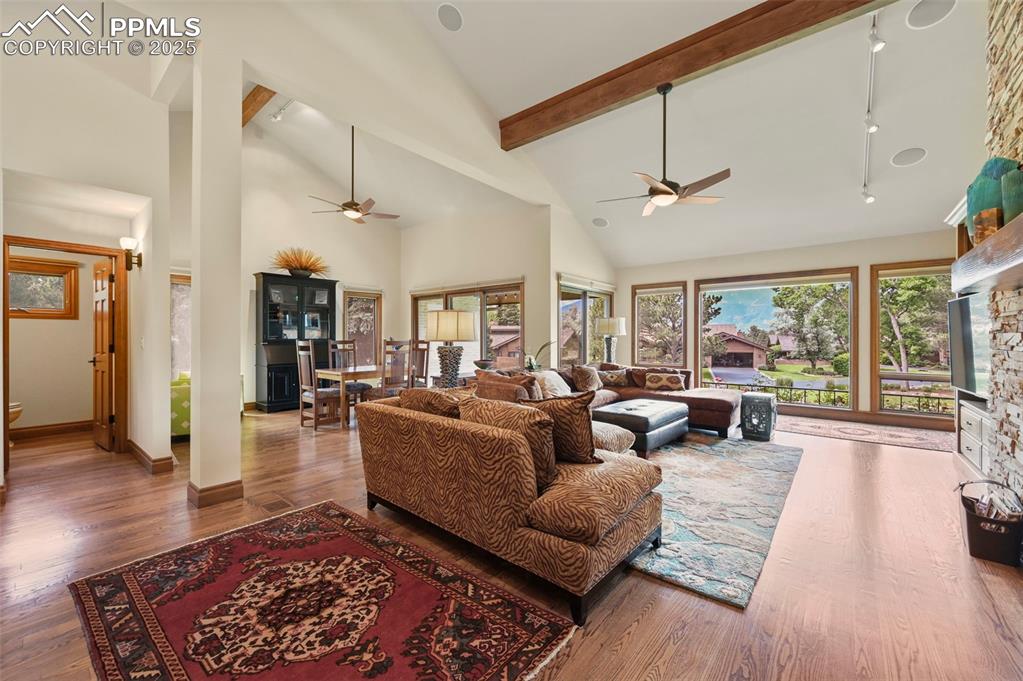 Image 8 of 50: Living Room