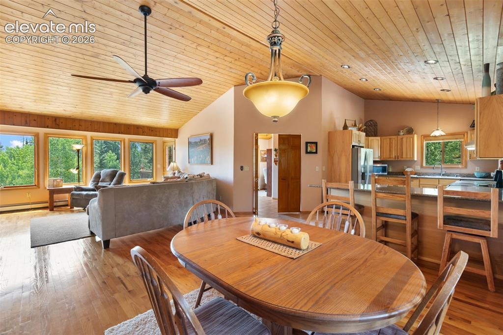 Image 10 of 50: Dining Area