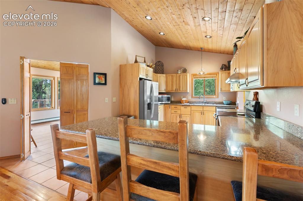 Image 11 of 50: Kitchen
