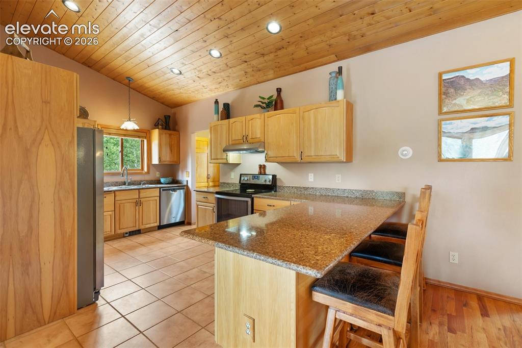 Image 12 of 50: Kitchen