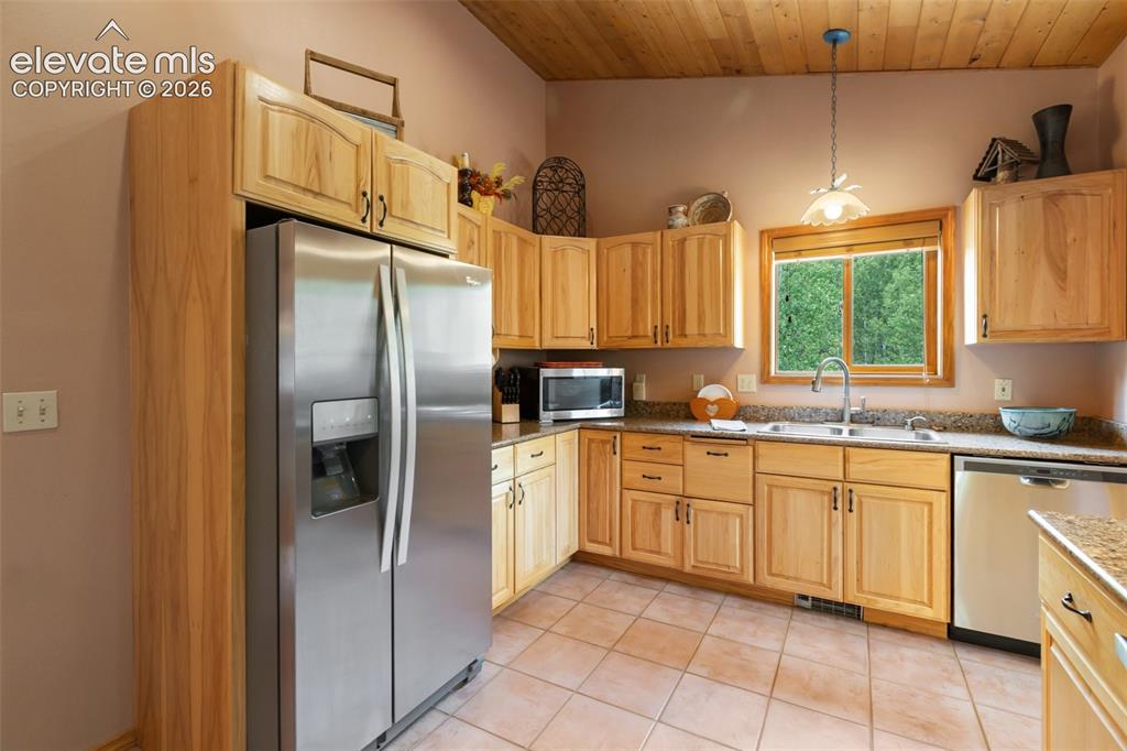 Image 13 of 50: Kitchen