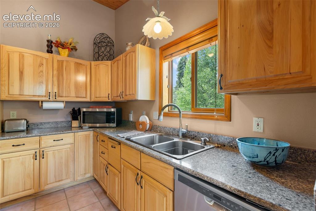 Image 14 of 50: Kitchen
