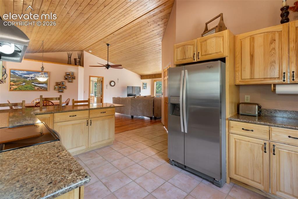Image 15 of 50: Kitchen