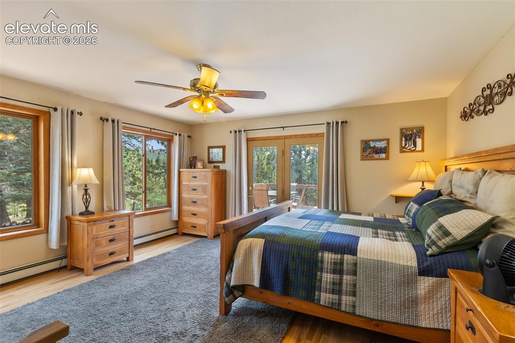 Image 19 of 50: Bedroom