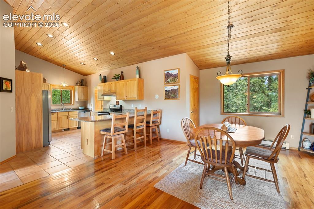 Image 8 of 50: Dining Area