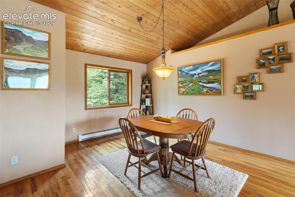 Image 9 of 50: Dining Area