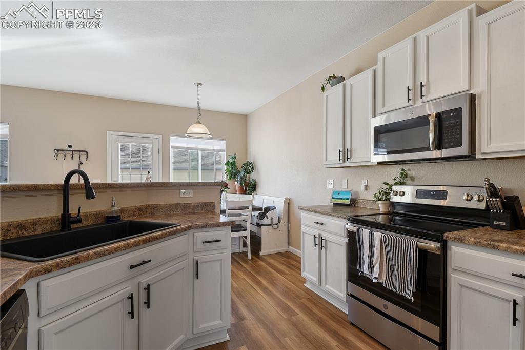 Image 10 of 31: Kitchen