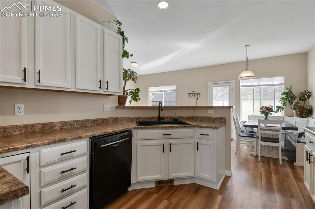 Image 12 of 31: Kitchen