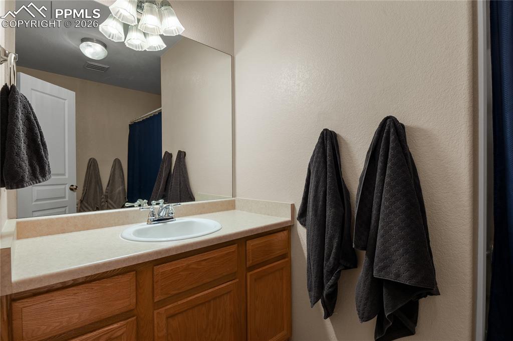 Image 23 of 31: Bathroom