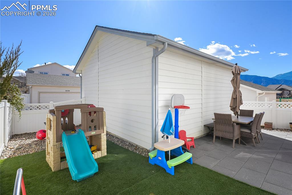 Image 25 of 31: Yard