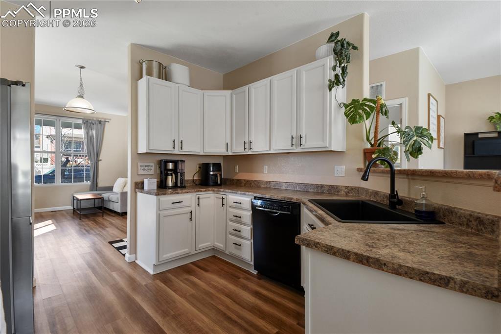 Image 9 of 31: Kitchen