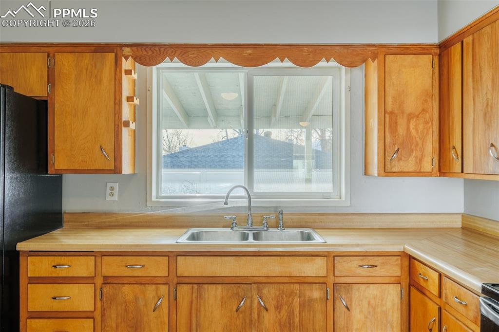 Image 11 of 30: Kitchen