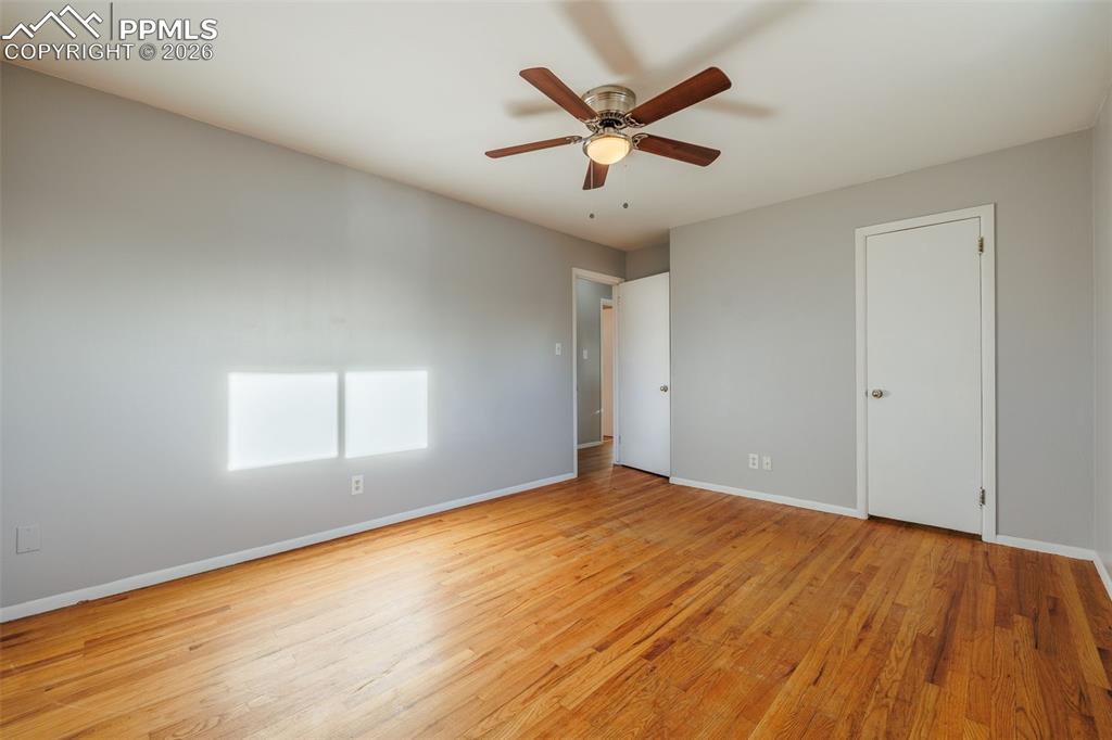 Image 14 of 30: Bedroom