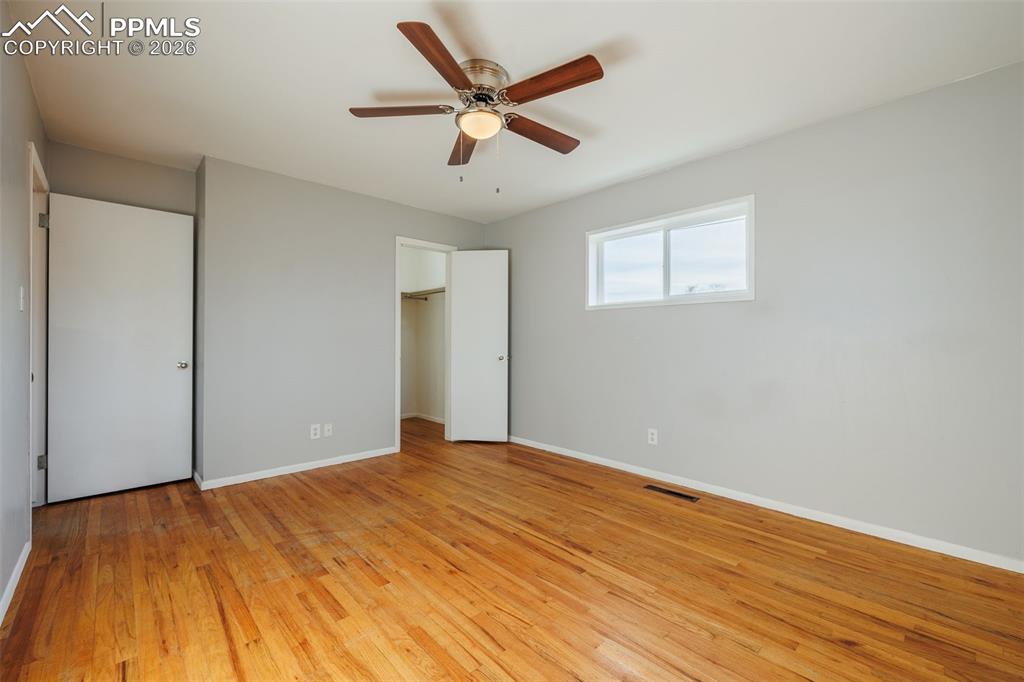 Image 15 of 30: Bedroom