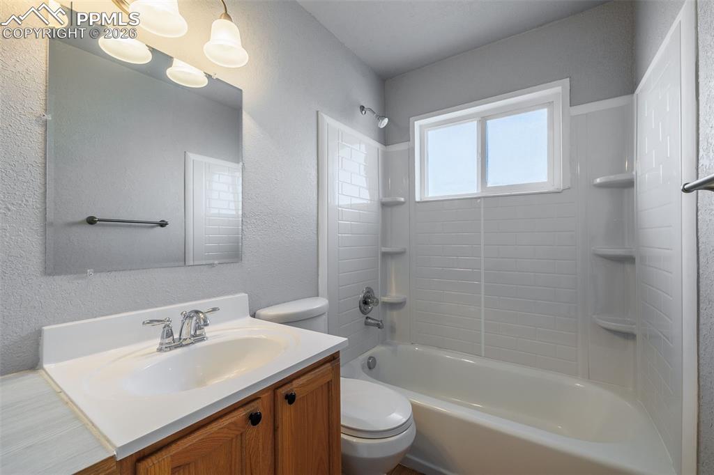 Image 20 of 30: Bathroom