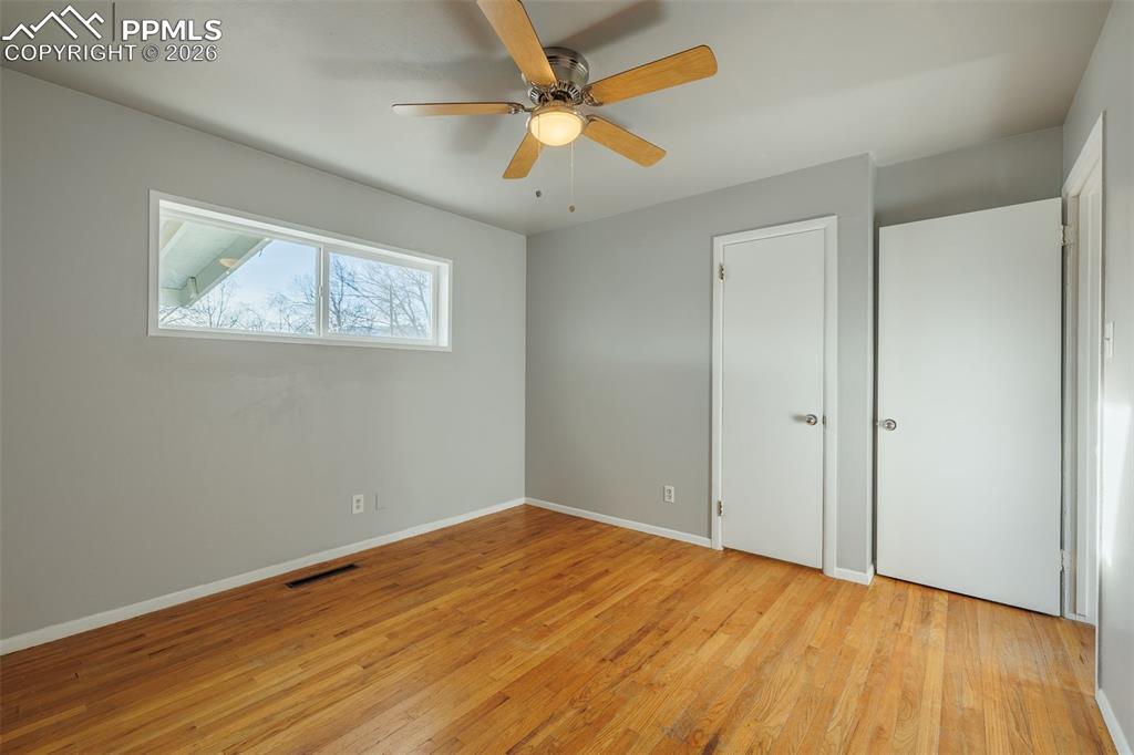 Image 22 of 30: Bedroom