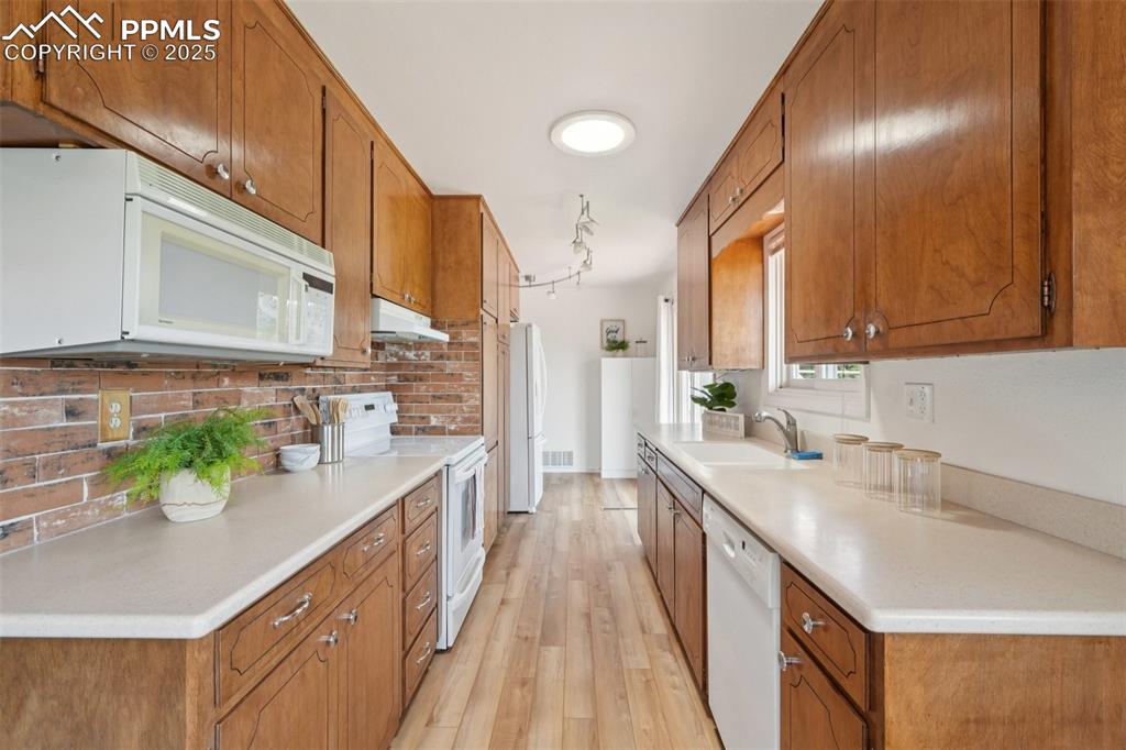 Image 10 of 49: Kitchen