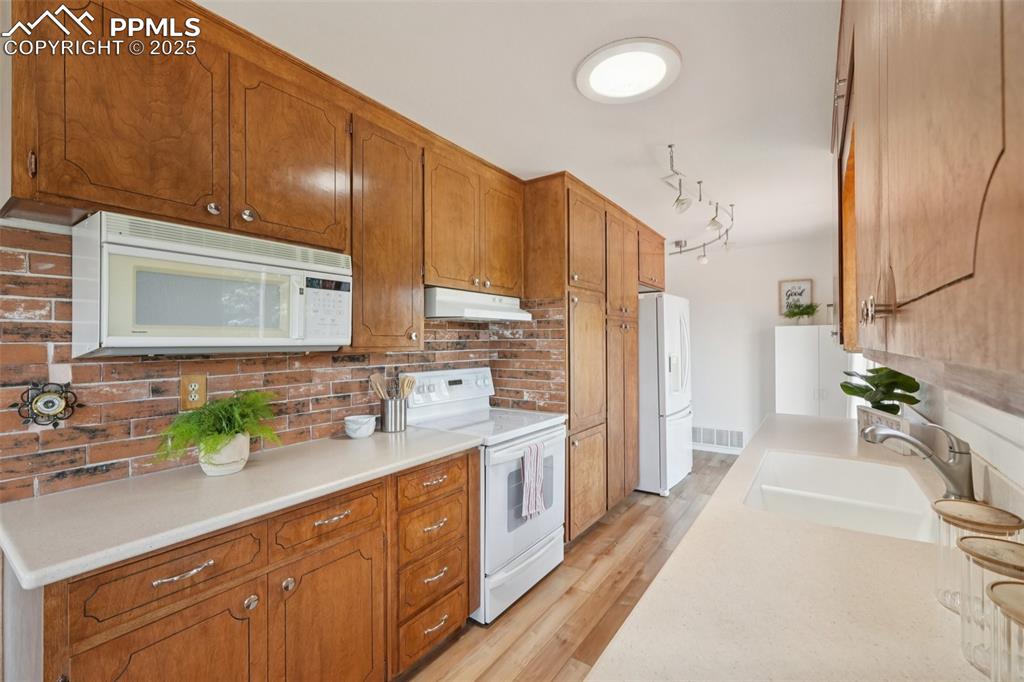 Image 11 of 49: Kitchen