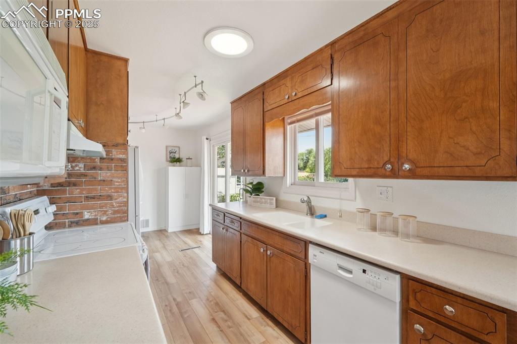 Image 12 of 49: Kitchen