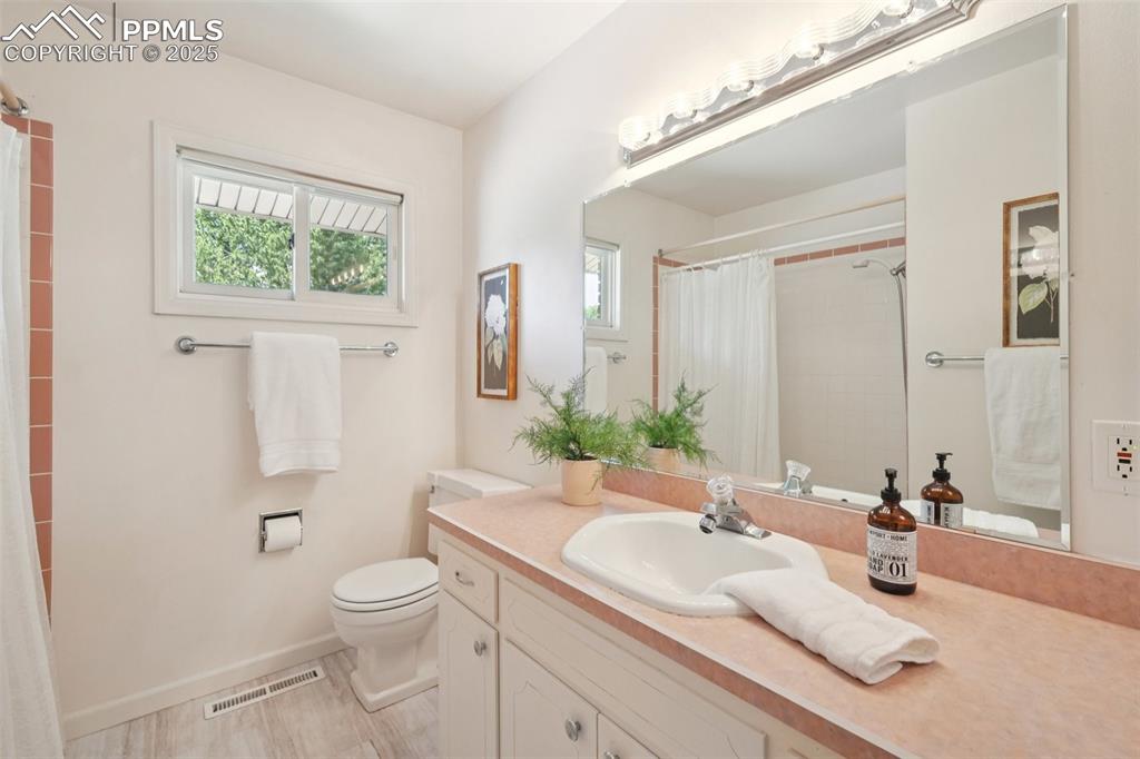 Image 13 of 49: Bathroom