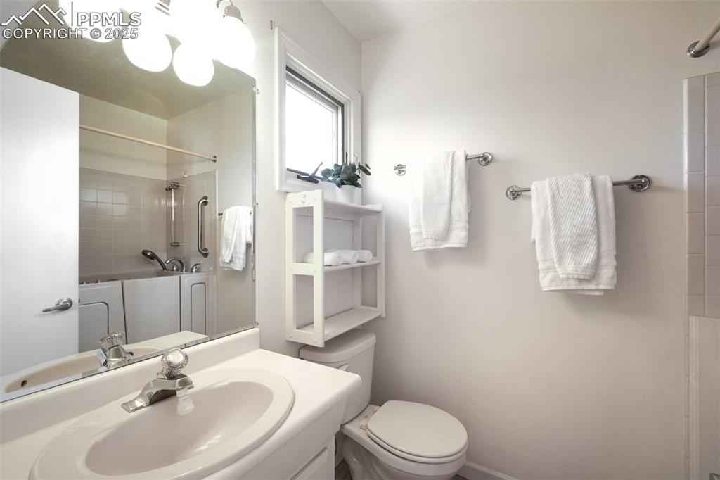 Image 16 of 49: Bathroom