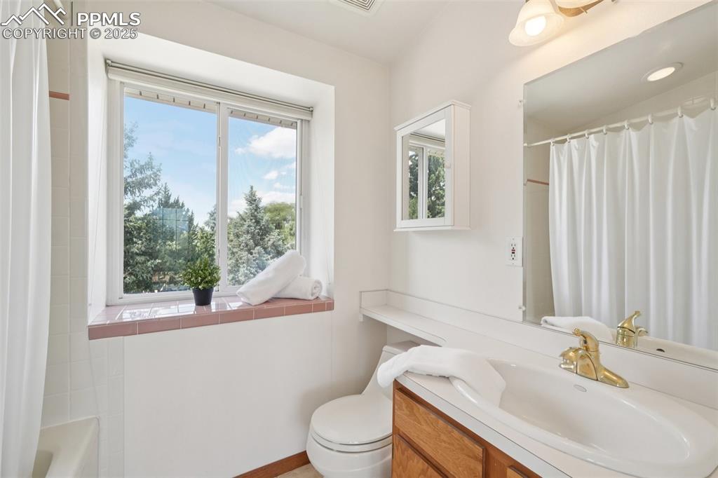 Image 23 of 49: Bathroom