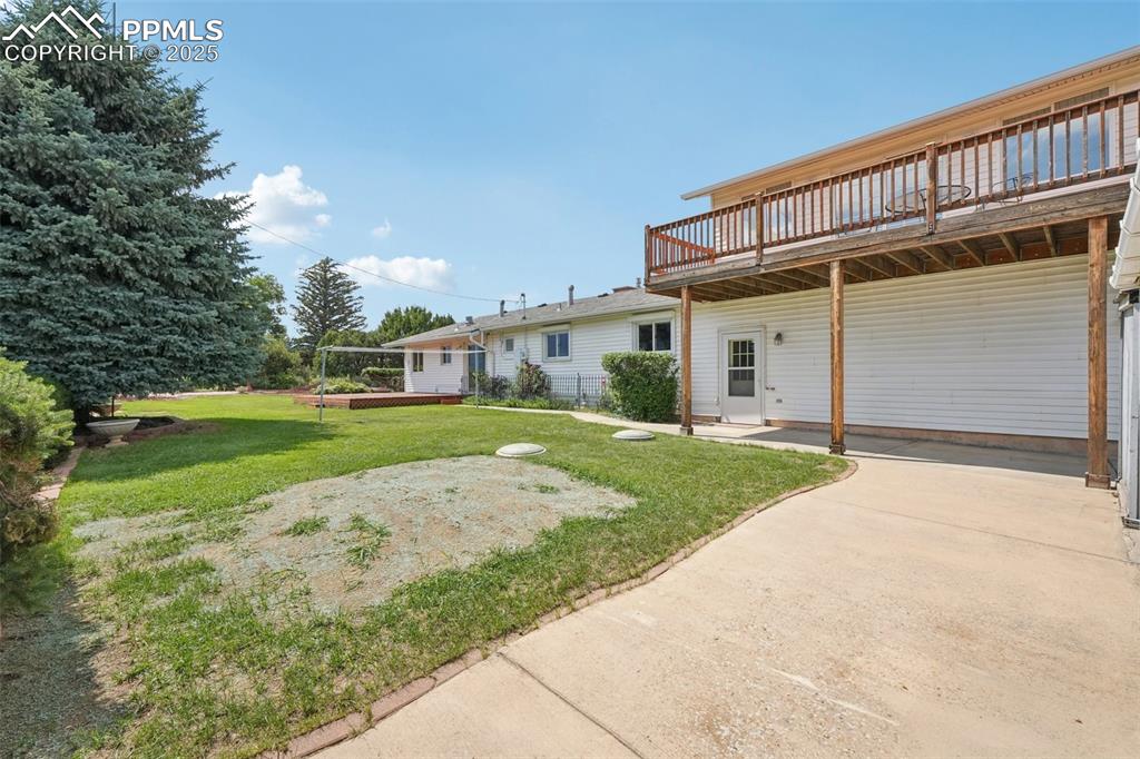 Image 28 of 49: Yard