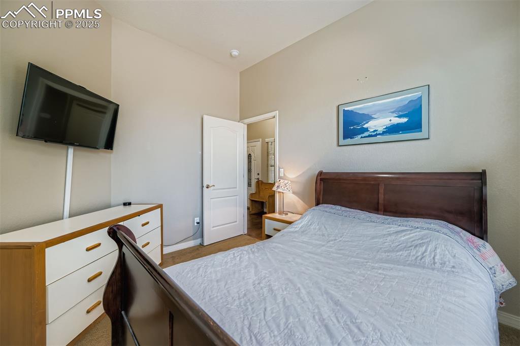 Image 17 of 29: Bedroom